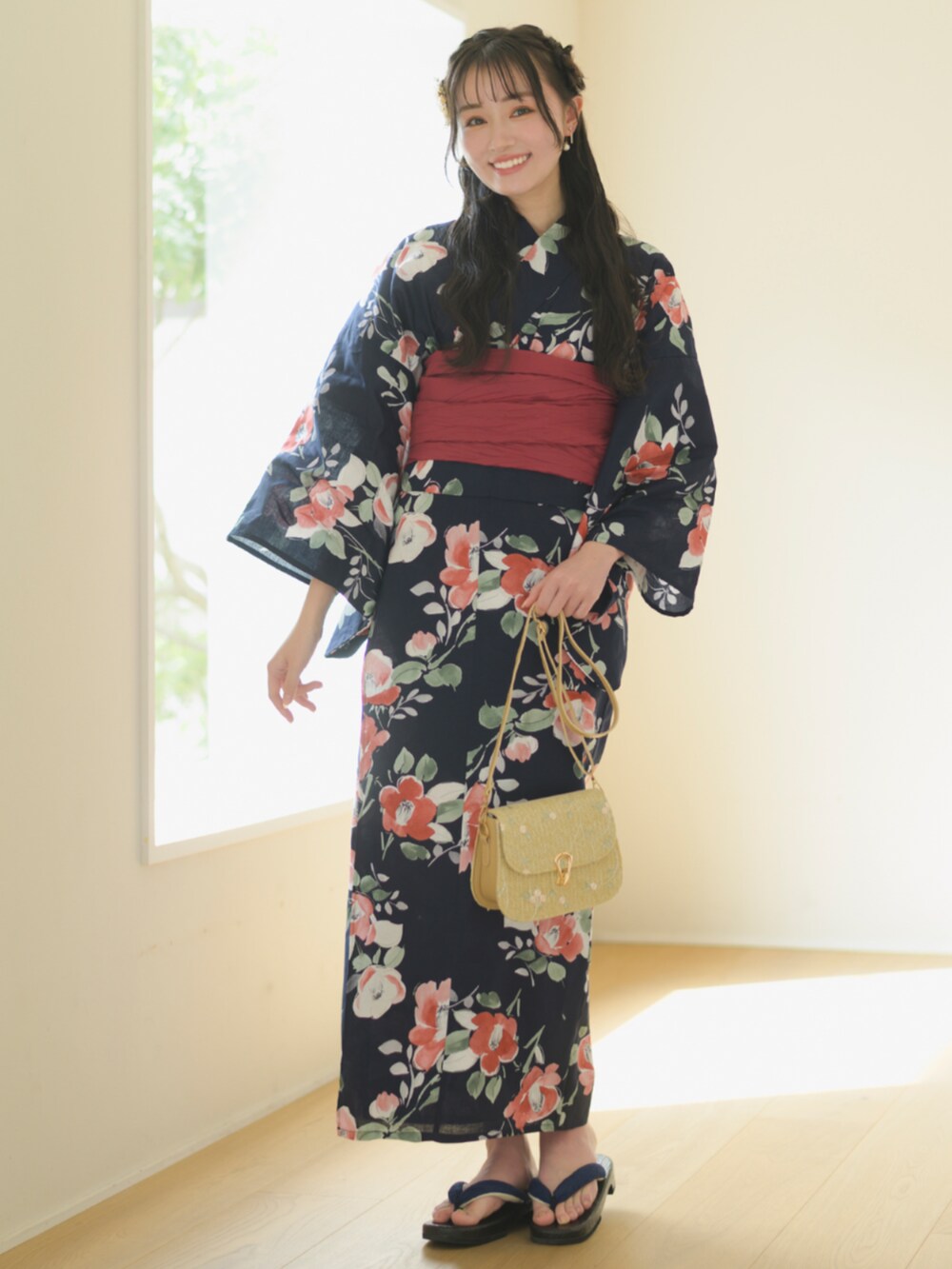 ホワイト系の浴衣、ブルー系の浴衣、その他の和装小物を着用したレディースの夏コーディネートの3枚目の写真