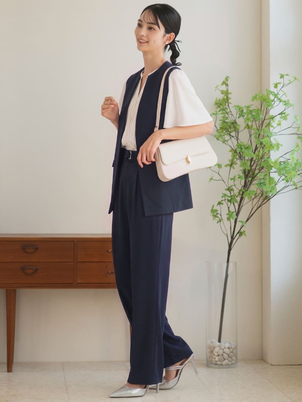 ブルー系のスーツベスト、ブルー系のスーツパンツ、ホワイト系のシャツ/ブラウスを着用したレディースの夏コーディネートの2枚目の写真