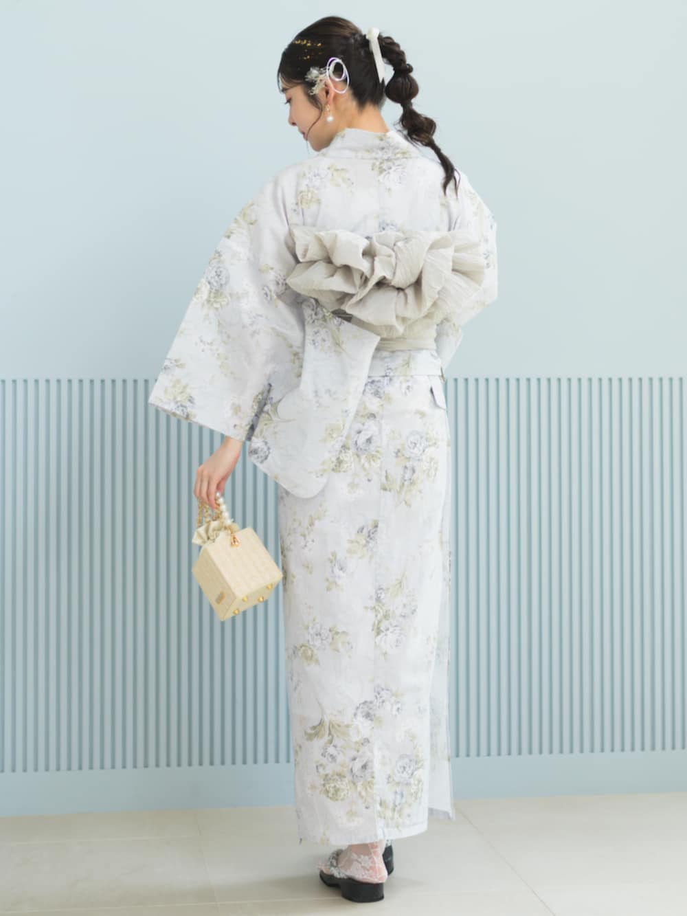 ベージュ系のショルダーバッグ、グレー系の浴衣、ホワイト系の和装小物を着用したレディースの夏コーディネートの3枚目の写真