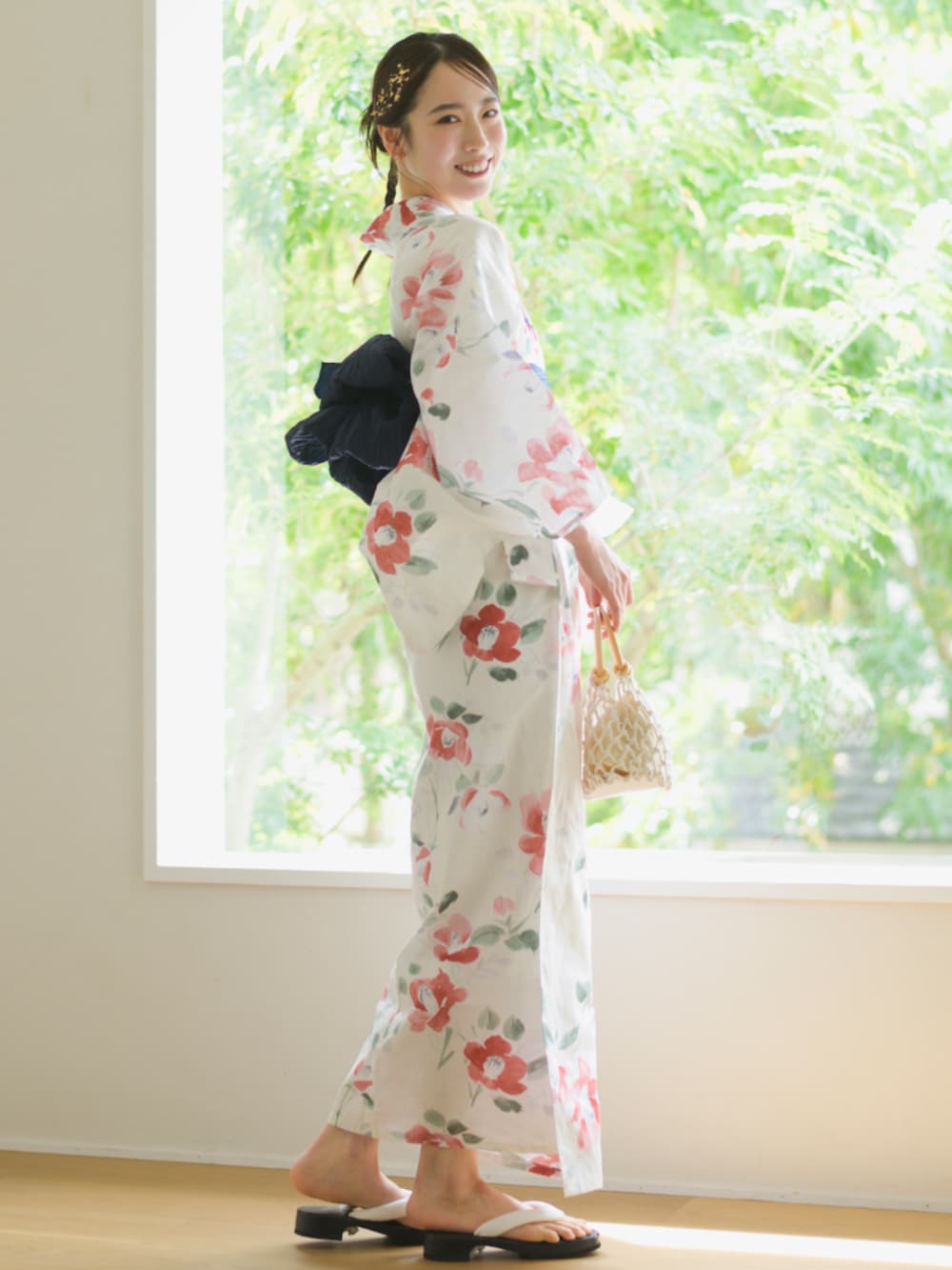 ホワイト系の浴衣、ブルー系の浴衣、その他の和装小物を着用したレディースの夏コーディネートの2枚目の写真