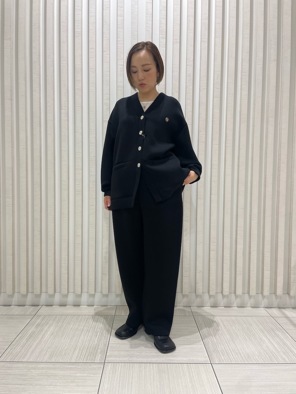 ブラック系のカーディガン/ボレロ、ブラック系のその他パンツを着用したレディースの春コーディネートの2枚目の写真