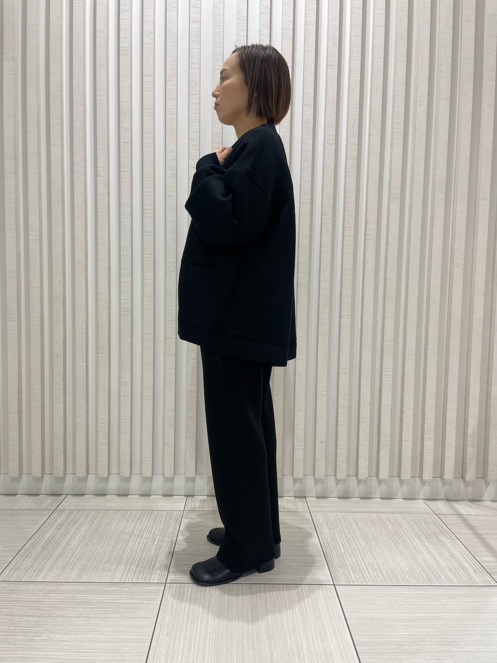 ブラック系のカーディガン/ボレロ、ブラック系のその他パンツを着用したレディースの春コーディネートの3枚目の写真