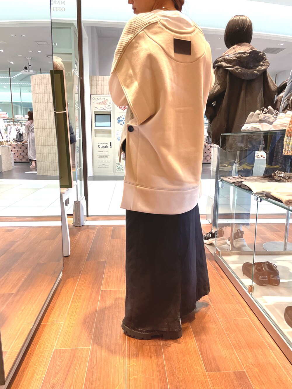 ホワイト系のシューズ、ブラック系のスカート、ホワイト系のトップスを着用したレディースの夏コーディネートの2枚目の写真