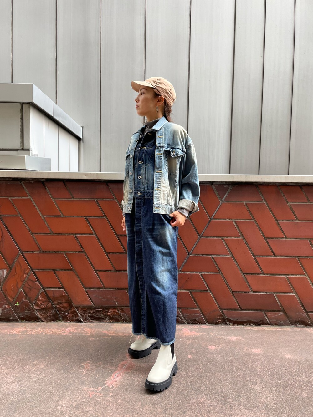 ブルー系のジャケット/アウター、グレー系のトップス、ホワイト系のシューズを着用したレディースの夏コーディネートの3枚目の写真