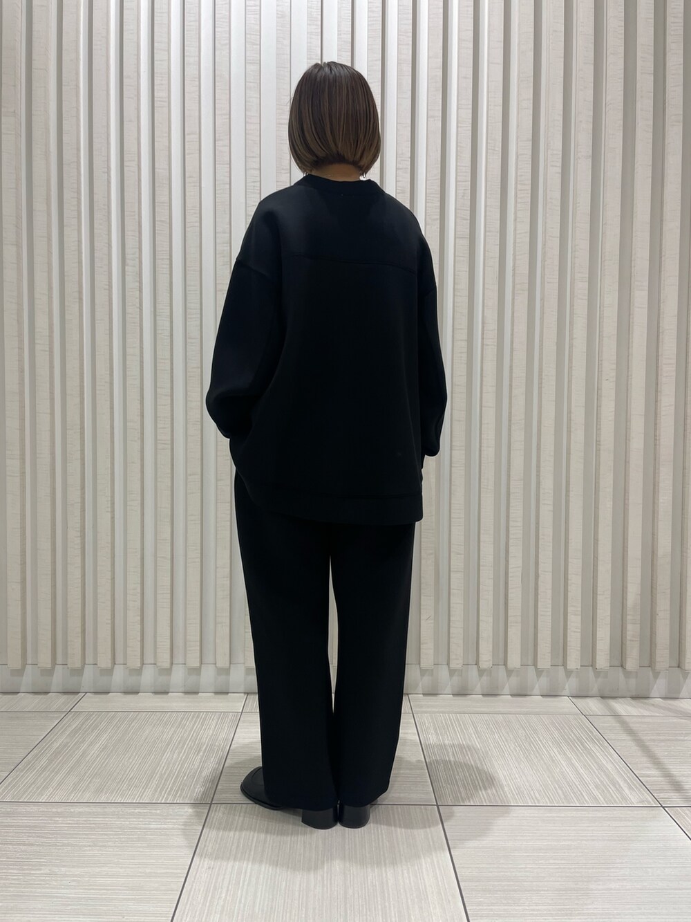 ブラック系のカーディガン/ボレロ、ブラック系のその他パンツを着用したレディースの春コーディネートの4枚目の写真