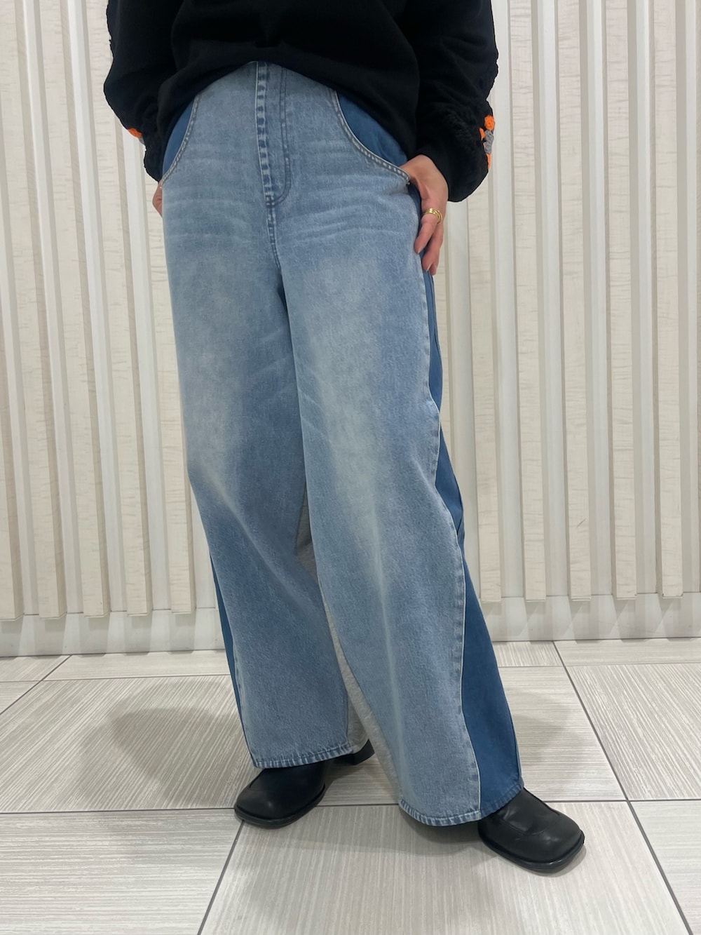 ブラック系のニット/セーター、シルバー系のネックレスを着用したレディースの春コーディネートの3枚目の写真