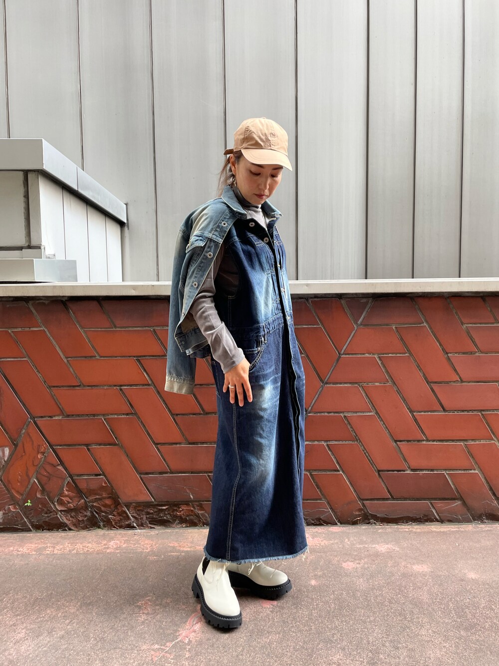 ブルー系のジャケット/アウター、グレー系のトップス、ホワイト系のシューズを着用したレディースの夏コーディネートの2枚目の写真