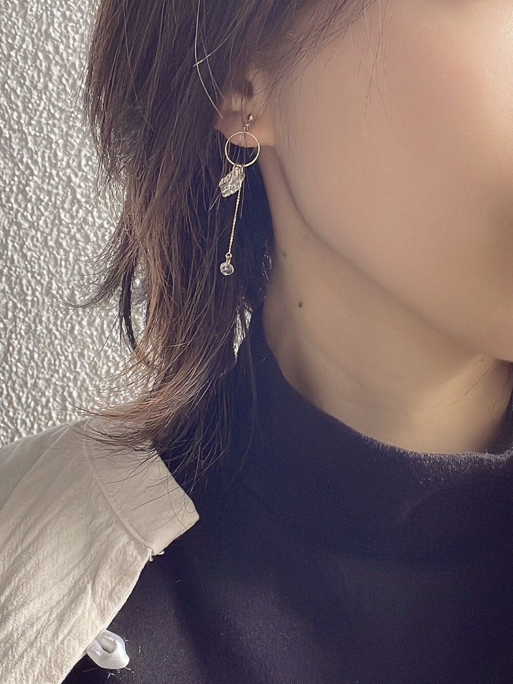 「休日スタイル、シンプル、チャイナシャツ、ワイドパンツ、スニーカー、converse、イヤリング」｜「hito hiraのアイテム（イヤリング、その他）」を使った、Sakuさん（レディース・164cm）の冬コーディネートの2枚目の写真