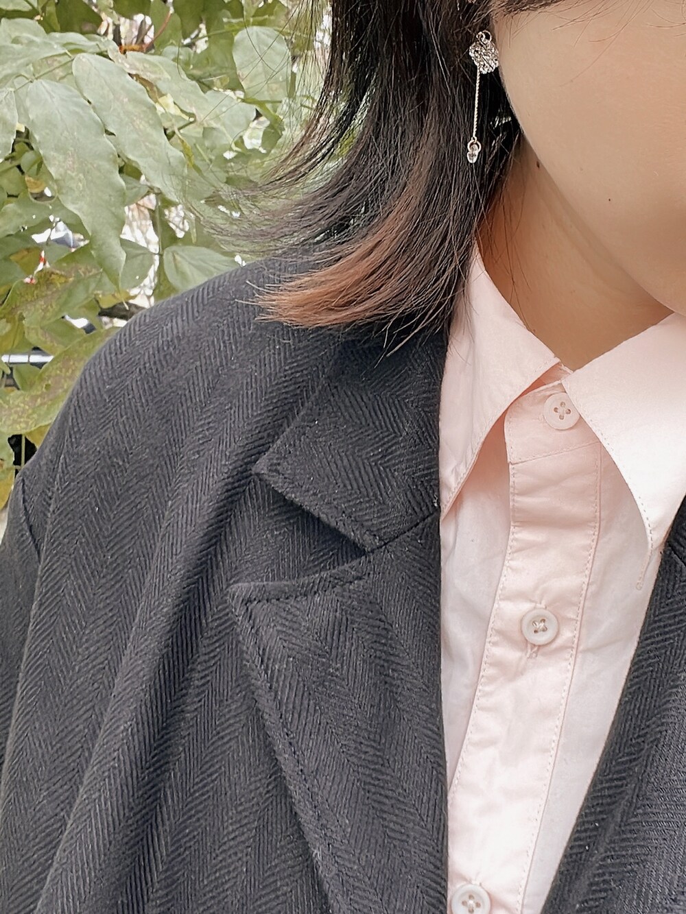「秋コーデ、シンプルコーデ、シンプル、シャツスタイル、ジャケット、ワイドパンツ、スニーカー、イヤリング」｜「MEDE19FのＭＥＤＥ１９Ｆ　リネン混ヘリンボーン素材のダブルジャケット（その他アウター、ブラック系）」を使った、Sakuさん（レディース・164cm）の秋コーディネートの2枚目の写真