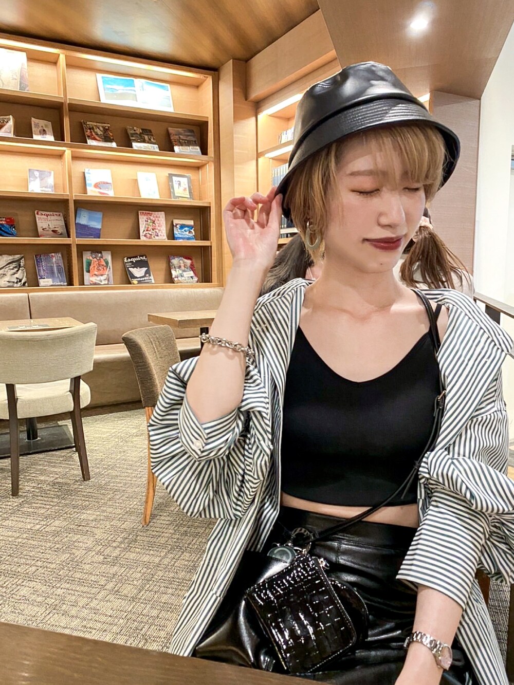 グリーン系のシャツ/ブラウス、ブラック系のキャミソール、ブラック系のスカートを着用したレディースの秋コーディネートの2枚目の写真