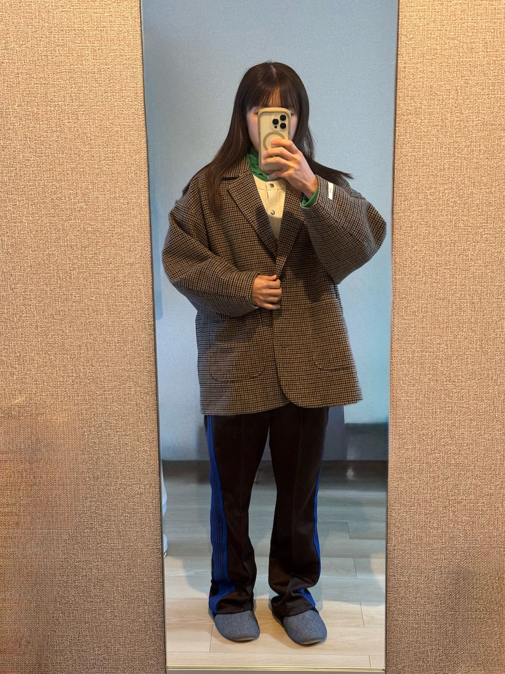 ホワイト系のニット/セーター、グリーン系のTシャツ/カットソー、ブラウン系のスラックスを着用したレディースの冬コーディネートの2枚目の写真