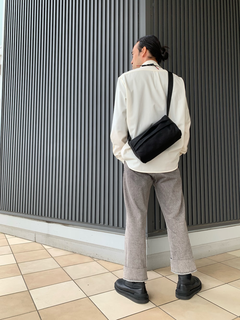 「3月、Diesel、ららぽーと立川立飛」｜「DIESELのアイテム（デニムパンツ、グレー系）」を使った、Shawさん（メンズ・172cm）の春コーディネートの3枚目の写真