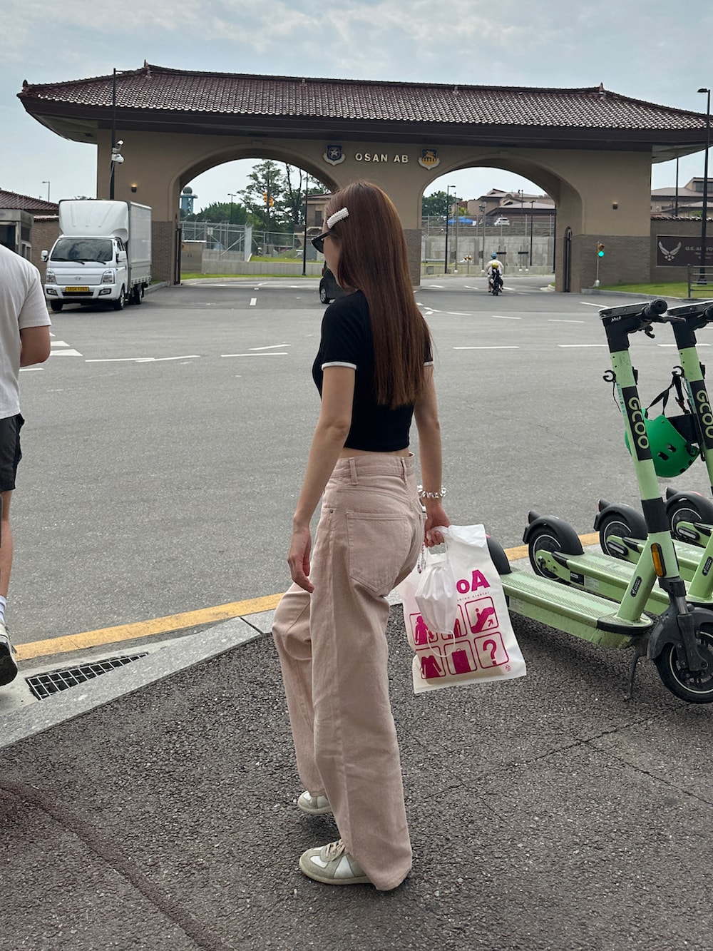 「楽チンコーデ、休日スタイル、AURALEE、Chanel sunglasses、韓国ファッション、韓国コーデ」｜「AURALEEのアイテム（デニムパンツ、ピンク系）」を使った、chieさん（レディース・160cm）の秋コーディネートの3枚目の写真