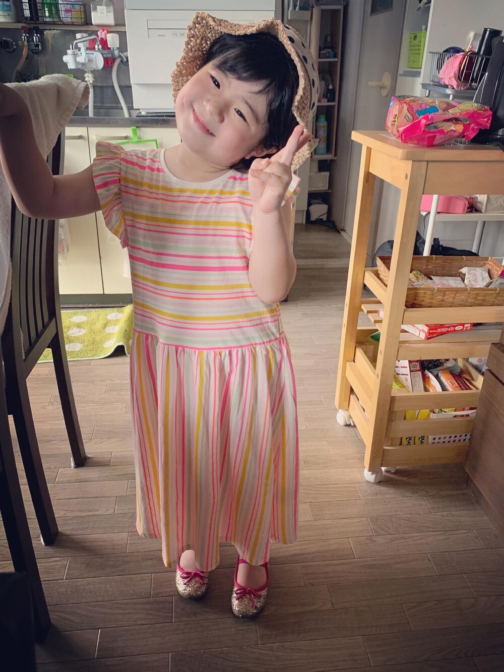 その他のパンプス、その他のワンピース、ベージュ系の帽子を着用したレディースの夏コーディネートの3枚目の写真