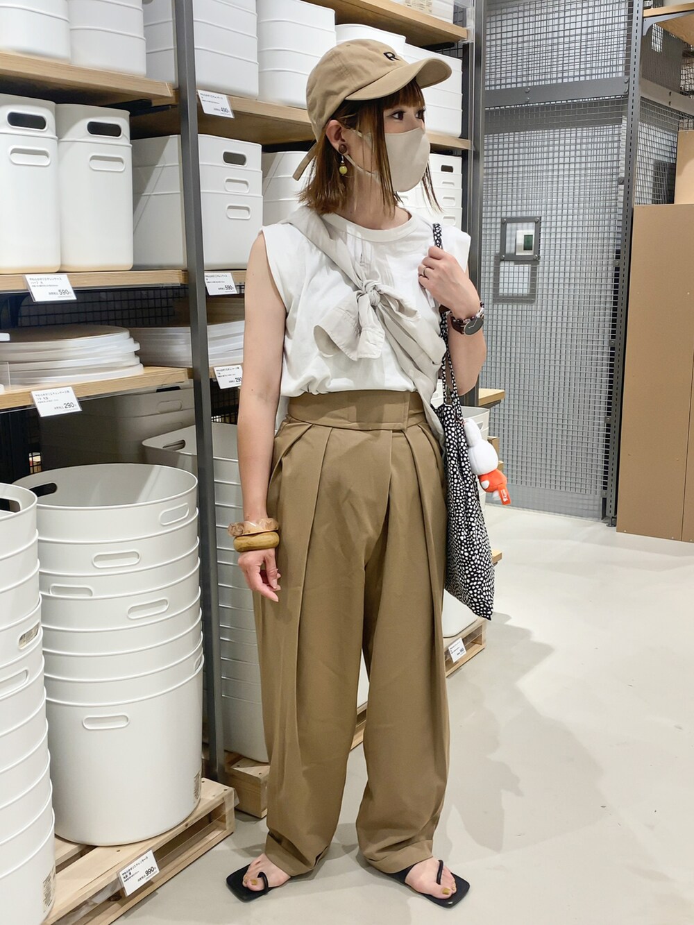 ホワイト系のTシャツ/カットソー、ホワイト系のアンサンブルを着用したレディースの夏コーディネートの2枚目の写真