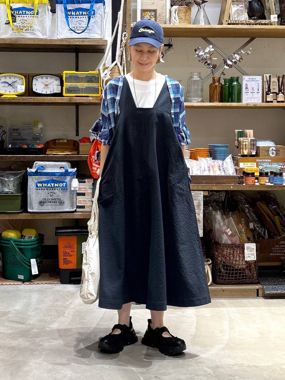 ホワイト系のTシャツ/カットソー、ブラック系のスニーカー、グレー系のドレスを着用したレディースの夏コーディネートの2枚目の写真