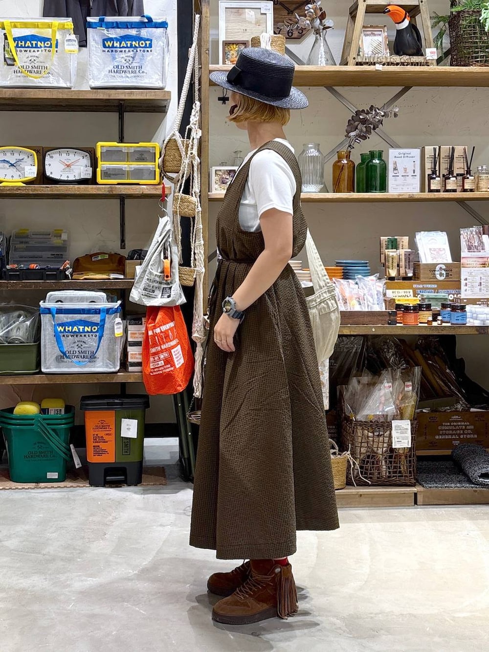 「高身長、ゆったり、ママコーデ、niko and ...、大人カジュアル、Tシャツ、白Tシャツ、ワンピース、夏コーデ、秋コーデ、秋服準備はじめました、ハット、バッグ、ショルダーバッグ」｜「niko and...のCOLORマイスターフィットTシャツ（Tシャツ/カットソー、ホワイト系）」を使った、yaritaさん（レディース・166cm）の夏コーディネートの4枚目の写真