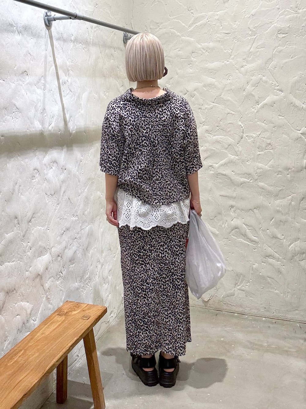 ホワイト系のシャツ/ブラウス、ホワイト系のスカート、ブラック系のサンダルを着用したレディースの夏コーディネートの6枚目の写真