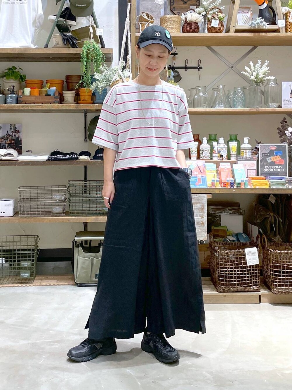 「niko and ...、ママコーデ、Tシャツ、カラーマイスター_nikoand...、パンツ、ウエストゴム、サンダル、キャップ、ネックレス、ピアス、リング、大人カジュアル、セールコーデ、サマーセール、夏コーデ」|「NEW ERAの【NEW ERA(ニューエラ)】9THIRTY EASY SNAP(キャップ、ブラック系)」を使った、yaritaさん(レディース・166cm)の夏コーディネートの2枚目の写真