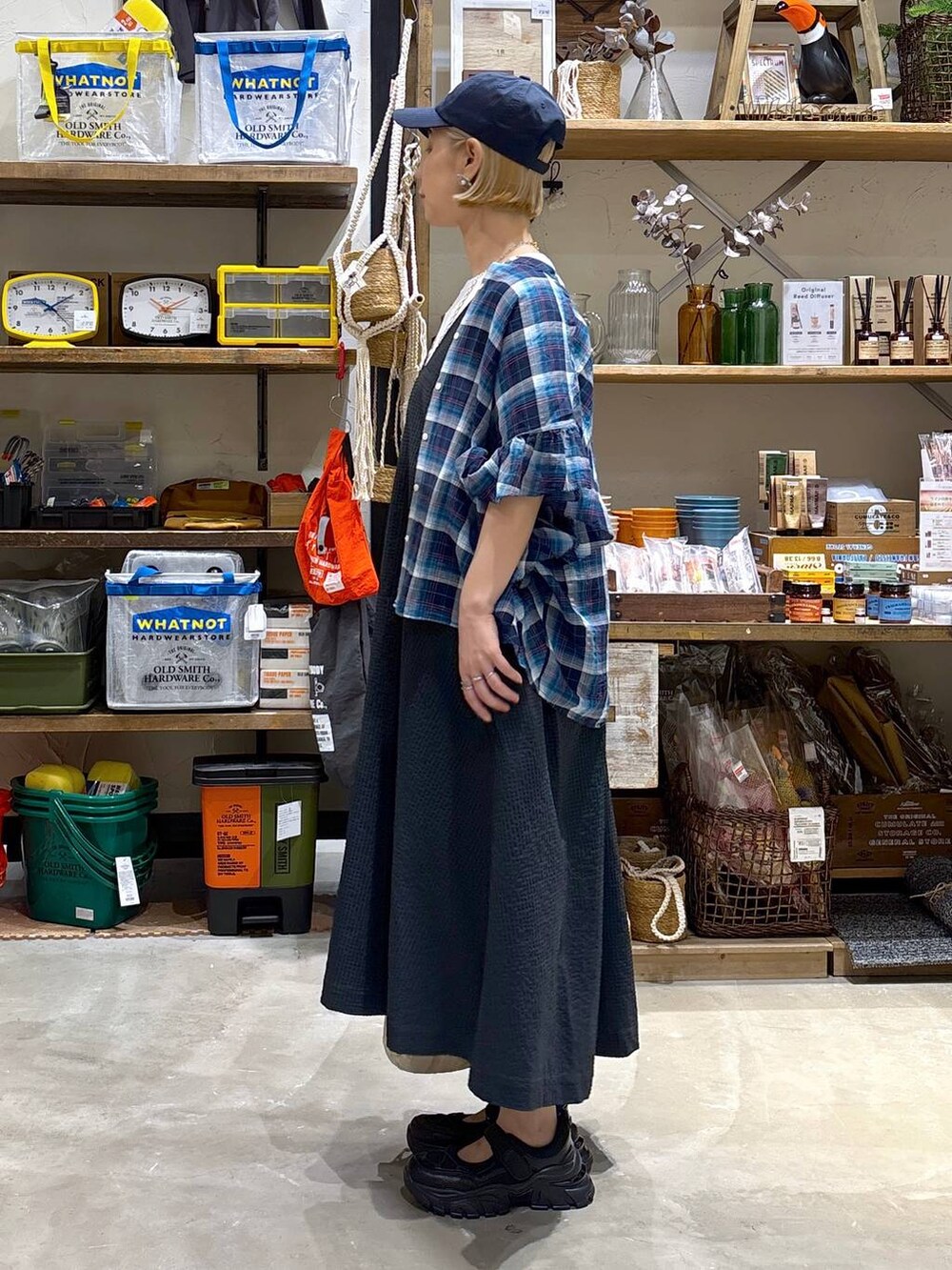 ホワイト系のTシャツ/カットソー、ブラック系のスニーカー、グレー系のドレスを着用したレディースの夏コーディネートの4枚目の写真