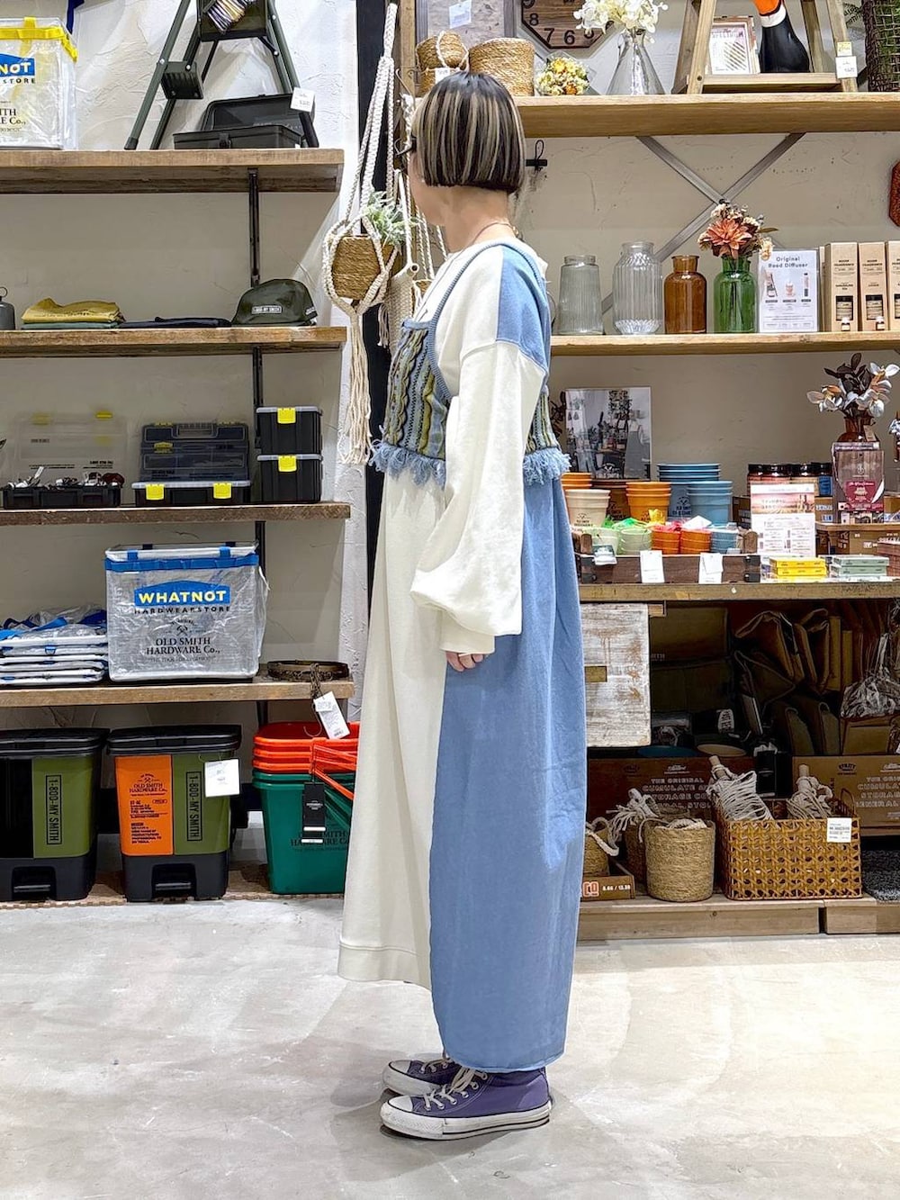 ホワイト系のワンピース、ブルー系のその他トップス、グレー系のリングを着用したレディースの冬コーディネートの5枚目の写真