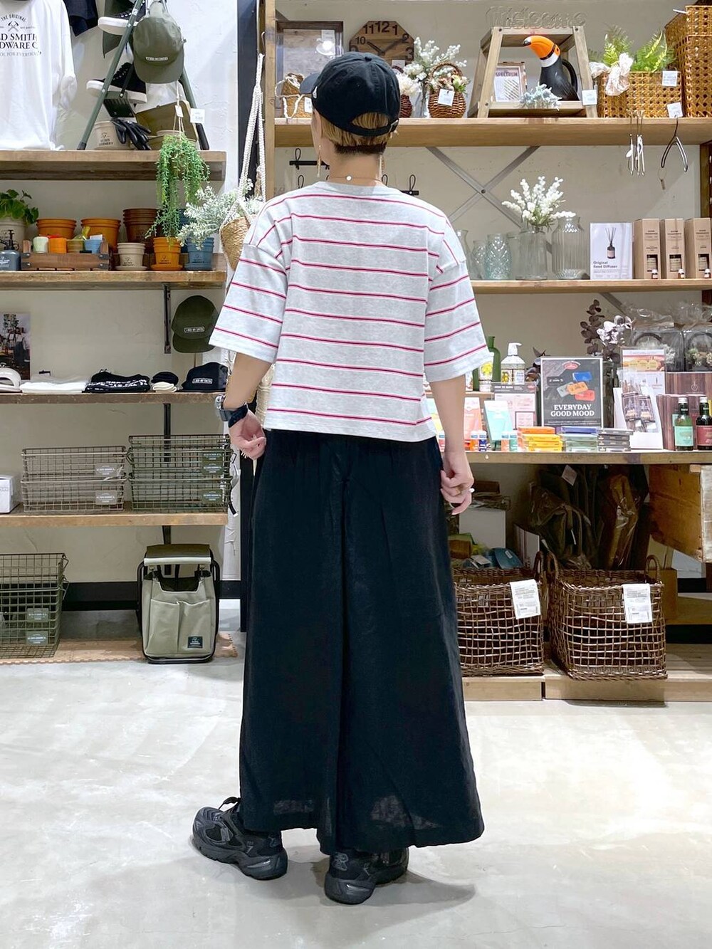「niko and ...、ママコーデ、Tシャツ、カラーマイスター_nikoand...、パンツ、ウエストゴム、サンダル、キャップ、ネックレス、ピアス、リング、大人カジュアル、セールコーデ、サマーセール、夏コーデ」|「NEW ERAの【NEW ERA(ニューエラ)】9THIRTY EASY SNAP(キャップ、ブラック系)」を使った、yaritaさん(レディース・166cm)の夏コーディネートの7枚目の写真
