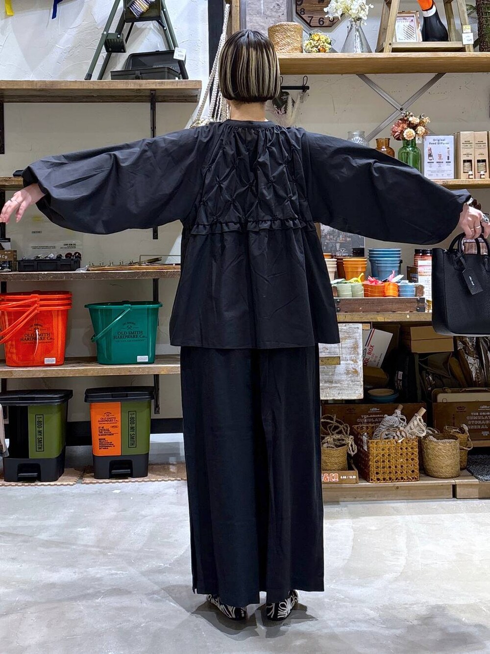 「高身長、ゆったり、ママコーデ、niko and ...、大人カジュアル、ブラウス、パンツ、ウエストゴム、フラットシューズ、バッグ、トートバッグ、ブラックコーデ、ピアス、リング、春コーデ」｜「niko and...のSilver925 横長リング（リング、グレー系）」を使った、yaritaさん（レディース・166cm）の春コーディネートの6枚目の写真