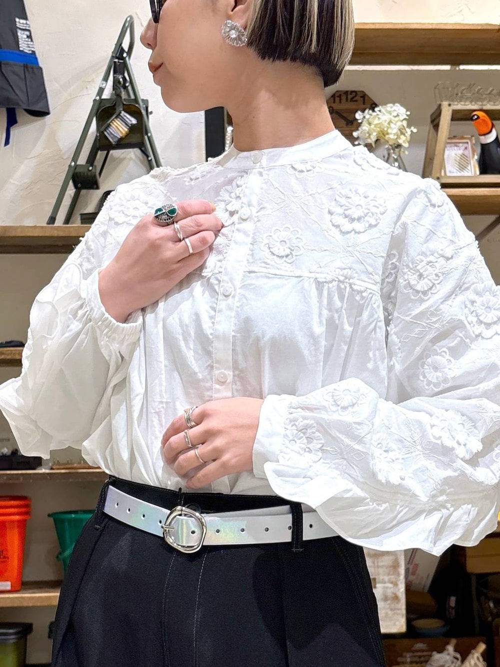 シルバー系のローファー、ブラック系のスラックス、ホワイト系のシャツ/ブラウスを着用したレディースの春コーディネートの9枚目の写真