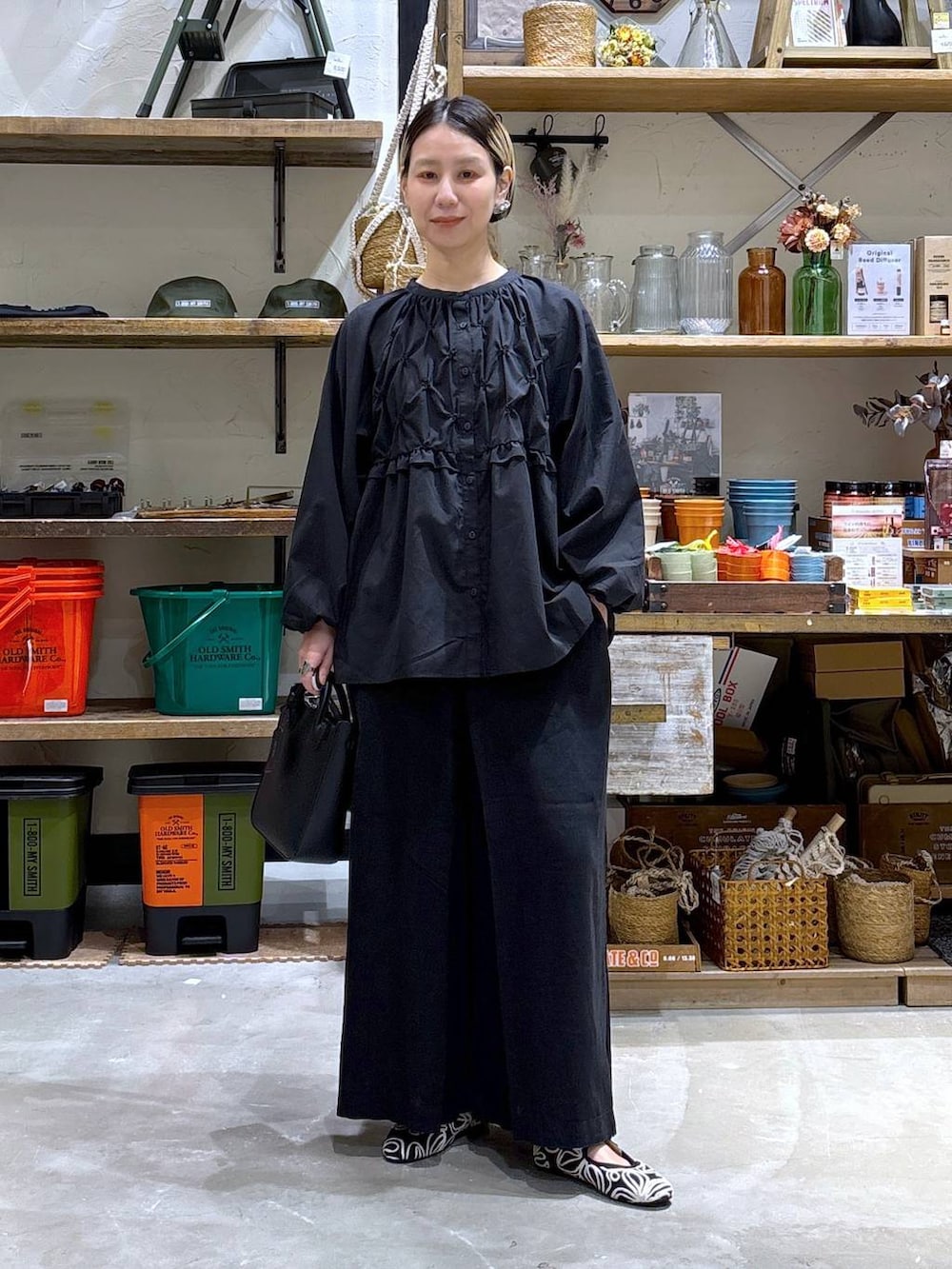 「高身長、ゆったり、ママコーデ、niko and ...、大人カジュアル、ブラウス、パンツ、ウエストゴム、フラットシューズ、バッグ、トートバッグ、ブラックコーデ、ピアス、リング、春コーデ」｜「niko and...のSilver925 横長リング（リング、グレー系）」を使った、yaritaさん（レディース・166cm）の春コーディネートの2枚目の写真