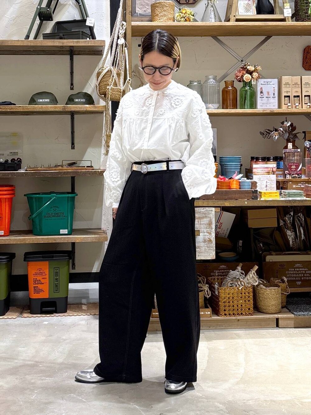 シルバー系のローファー、ブラック系のスラックス、ホワイト系のシャツ/ブラウスを着用したレディースの春コーディネートの3枚目の写真