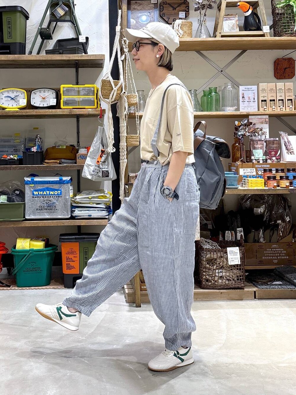 「高身長、ゆったり、ママコーデ、niko and ...、大人カジュアル、カジュアル、ナチュラル、Tシャツ、リネン・透けアイテム、サロペット、スニーカー、キャップ、メガネ、黒縁メガネ、ピアス」|「niko and...のSilver925 角リング(リング、グレー系)」を使った、yaritaさん(レディース・166cm)の春コーディネートの5枚目の写真