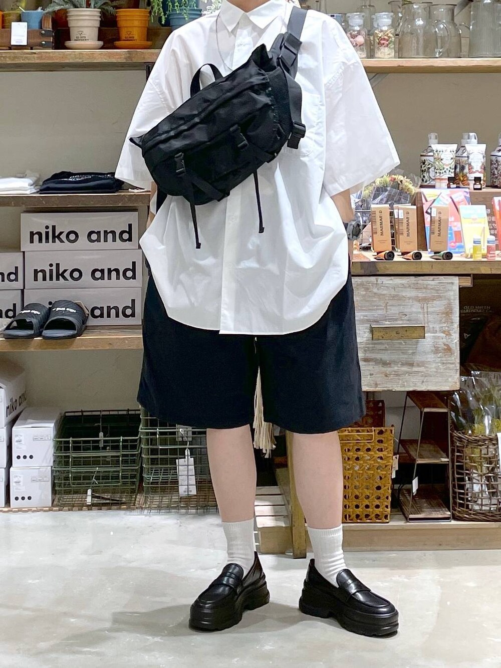ブラック系のローファー、ブラック系のショルダーバッグ、ブラック系のその他パンツを着用したレディースの夏コーディネートの8枚目の写真