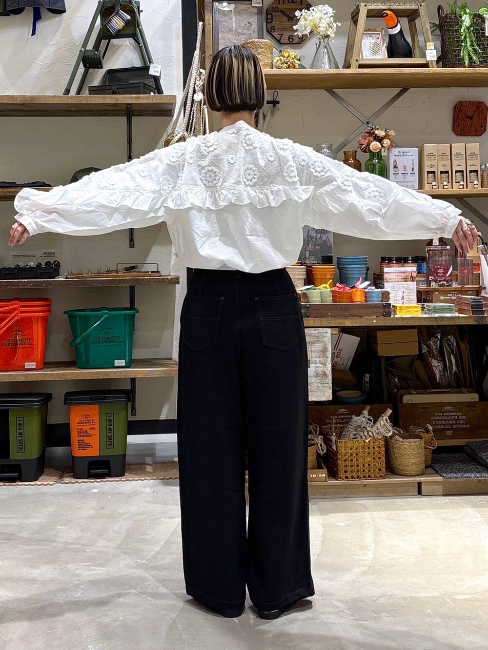 シルバー系のローファー、ブラック系のスラックス、ホワイト系のシャツ/ブラウスを着用したレディースの春コーディネートの6枚目の写真