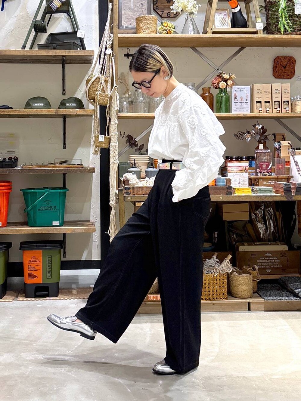 シルバー系のローファー、ブラック系のスラックス、ホワイト系のシャツ/ブラウスを着用したレディースの春コーディネートの5枚目の写真