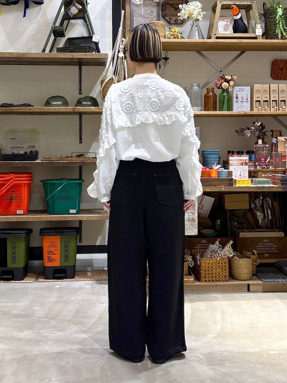 シルバー系のローファー、ブラック系のスラックス、ホワイト系のシャツ/ブラウスを着用したレディースの春コーディネートの7枚目の写真