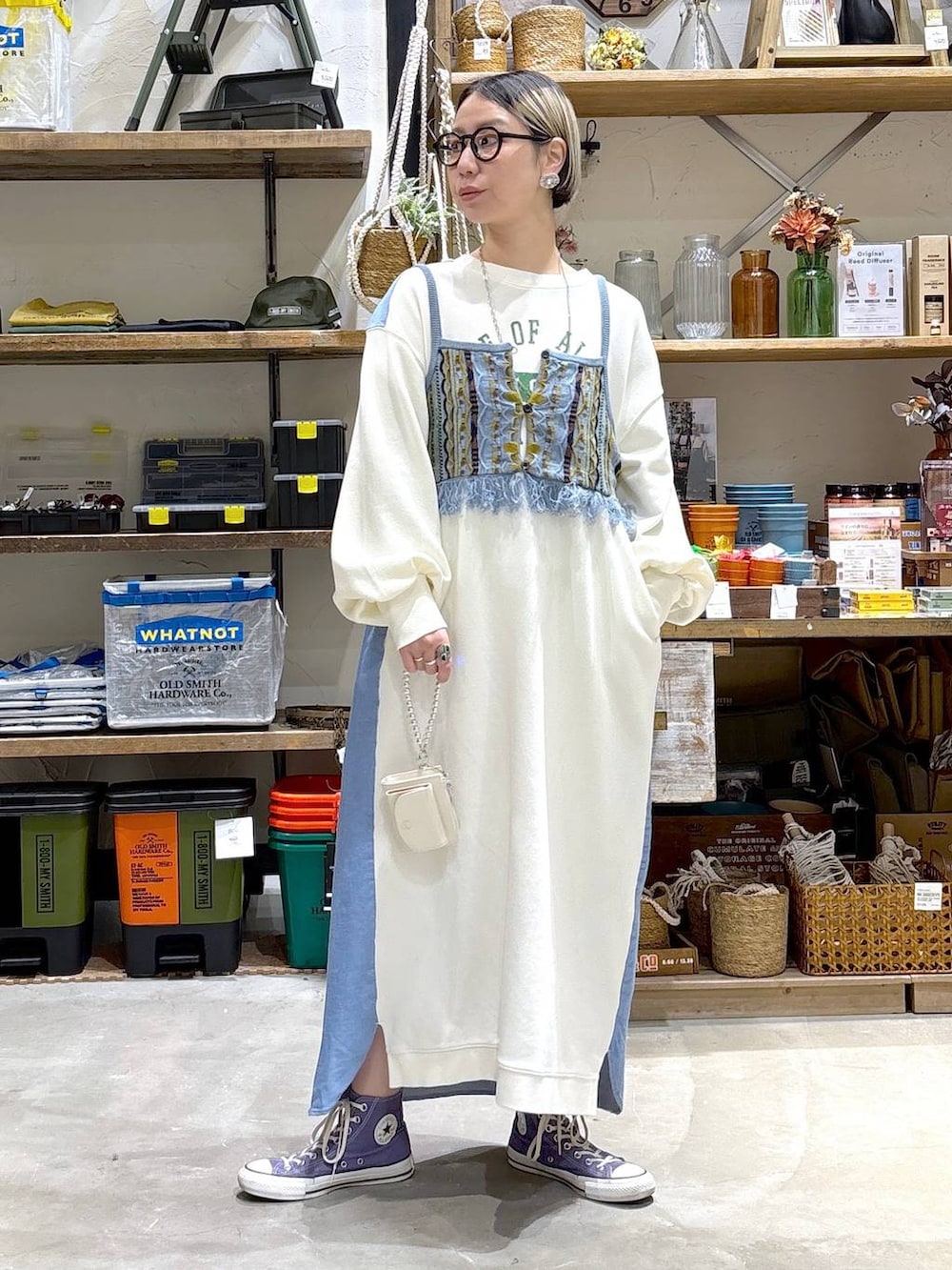 ホワイト系のワンピース、ブルー系のその他トップス、グレー系のリングを着用したレディースの冬コーディネートの3枚目の写真