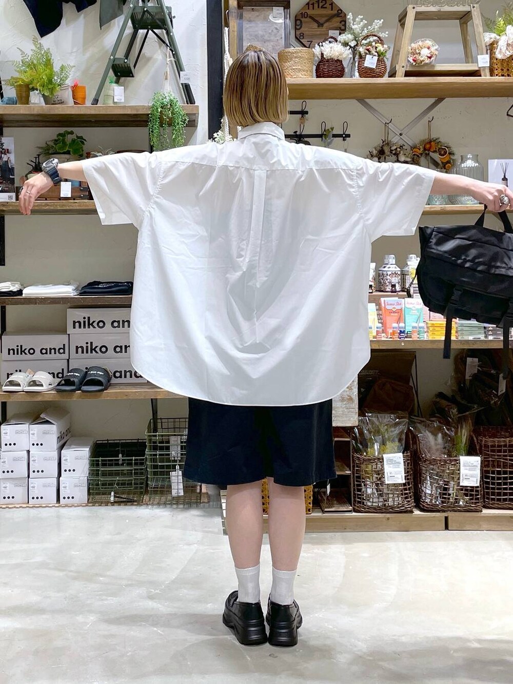 ブラック系のローファー、ブラック系のショルダーバッグ、ブラック系のその他パンツを着用したレディースの夏コーディネートの6枚目の写真