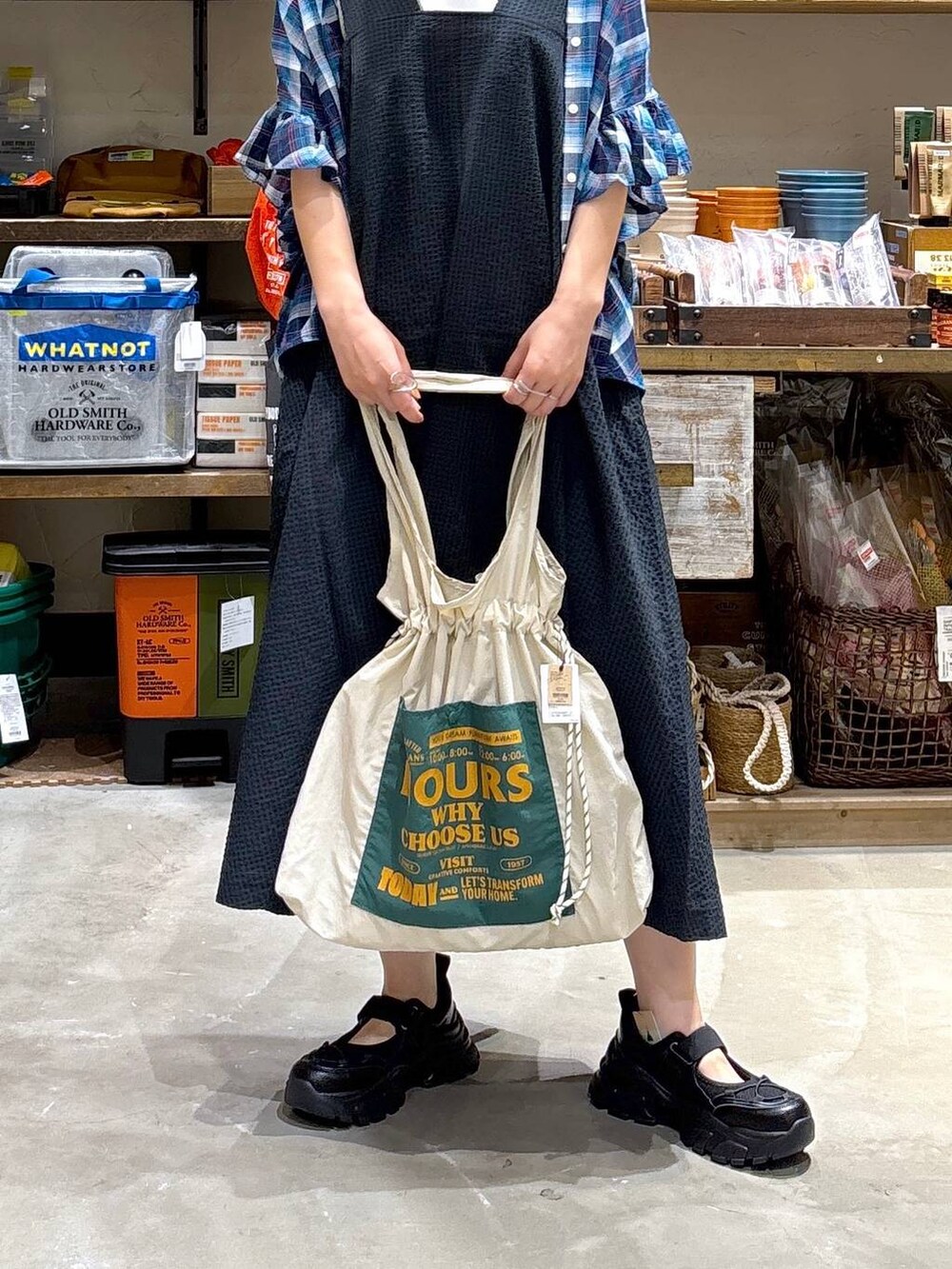 ホワイト系のTシャツ/カットソー、ブラック系のスニーカー、グレー系のドレスを着用したレディースの夏コーディネートの8枚目の写真