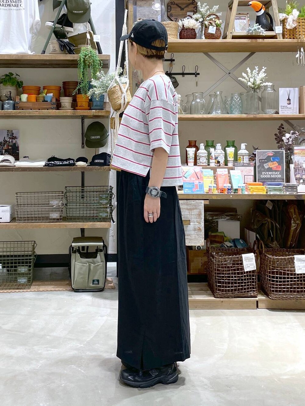 「niko and ...、ママコーデ、Tシャツ、カラーマイスター_nikoand...、パンツ、ウエストゴム、サンダル、キャップ、ネックレス、ピアス、リング、大人カジュアル、セールコーデ、サマーセール、夏コーデ」|「NEW ERAの【NEW ERA(ニューエラ)】9THIRTY EASY SNAP(キャップ、ブラック系)」を使った、yaritaさん(レディース・166cm)の夏コーディネートの4枚目の写真