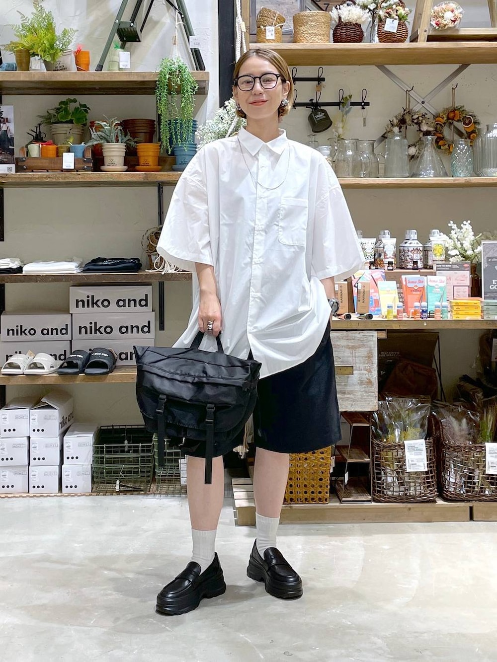ブラック系のローファー、ブラック系のショルダーバッグ、ブラック系のその他パンツを着用したレディースの夏コーディネートの2枚目の写真
