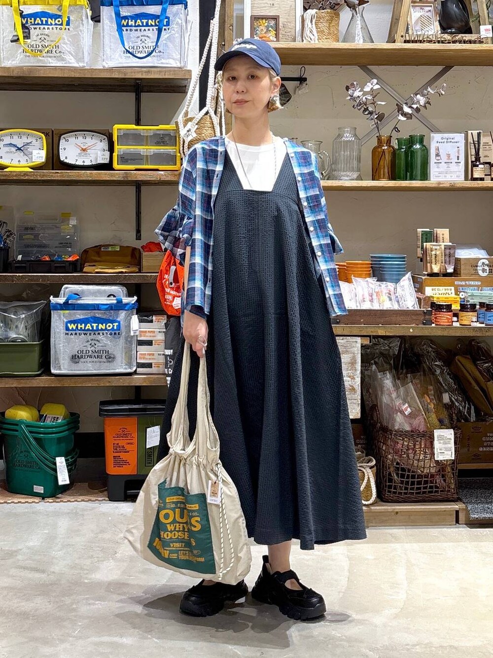 ホワイト系のTシャツ/カットソー、ブラック系のスニーカー、グレー系のドレスを着用したレディースの夏コーディネートの3枚目の写真