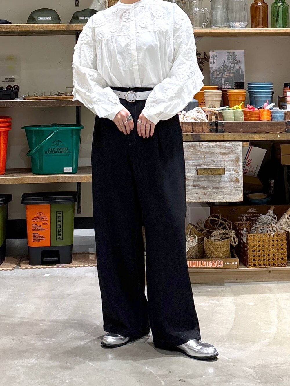 シルバー系のローファー、ブラック系のスラックス、ホワイト系のシャツ/ブラウスを着用したレディースの春コーディネートの8枚目の写真