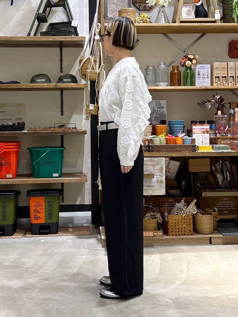 シルバー系のローファー、ブラック系のスラックス、ホワイト系のシャツ/ブラウスを着用したレディースの春コーディネートの4枚目の写真