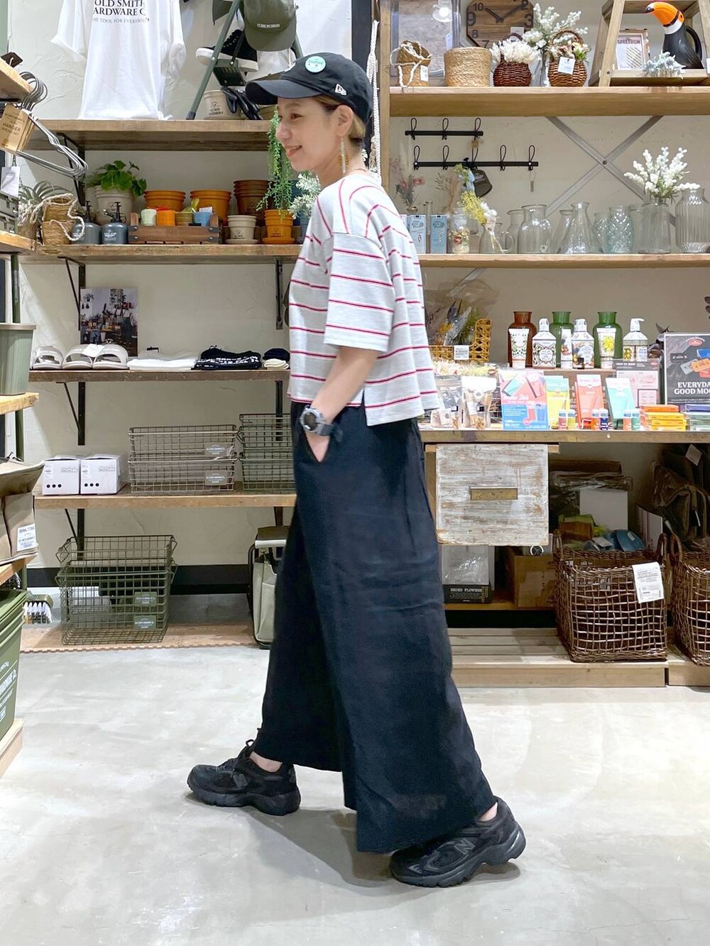 「niko and ...、ママコーデ、Tシャツ、カラーマイスター_nikoand...、パンツ、ウエストゴム、サンダル、キャップ、ネックレス、ピアス、リング、大人カジュアル、セールコーデ、サマーセール、夏コーデ」|「NEW ERAの【NEW ERA(ニューエラ)】9THIRTY EASY SNAP(キャップ、ブラック系)」を使った、yaritaさん(レディース・166cm)の夏コーディネートの5枚目の写真