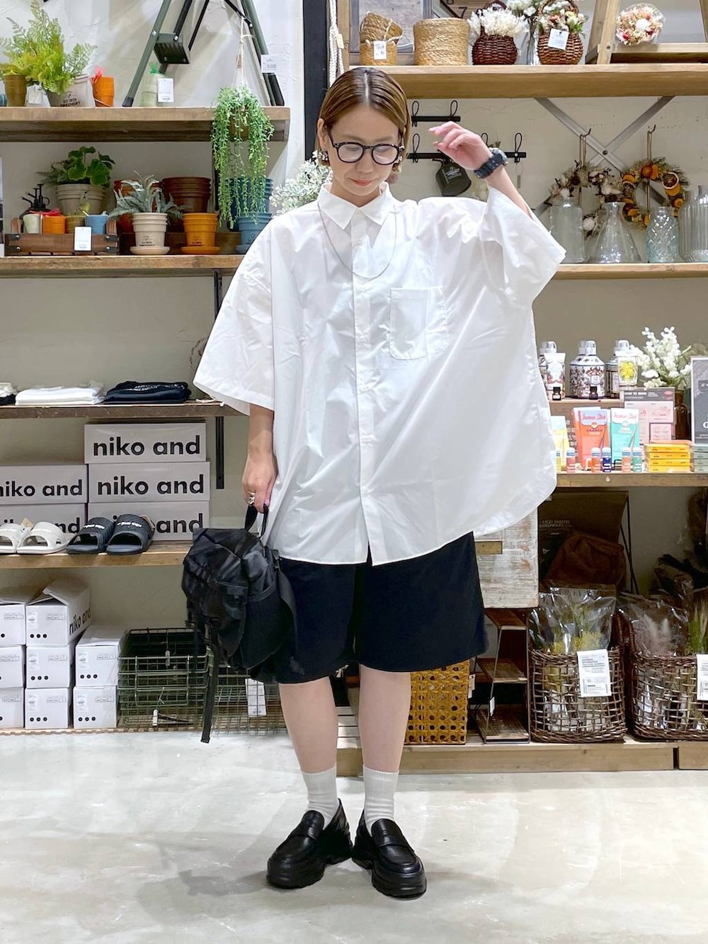 ブラック系のローファー、ブラック系のショルダーバッグ、ブラック系のその他パンツを着用したレディースの夏コーディネートの3枚目の写真