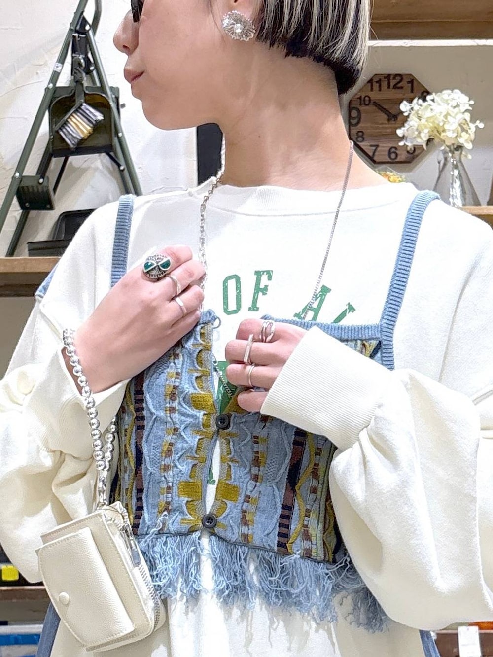 ホワイト系のワンピース、ブルー系のその他トップス、グレー系のリングを着用したレディースの冬コーディネートの2枚目の写真