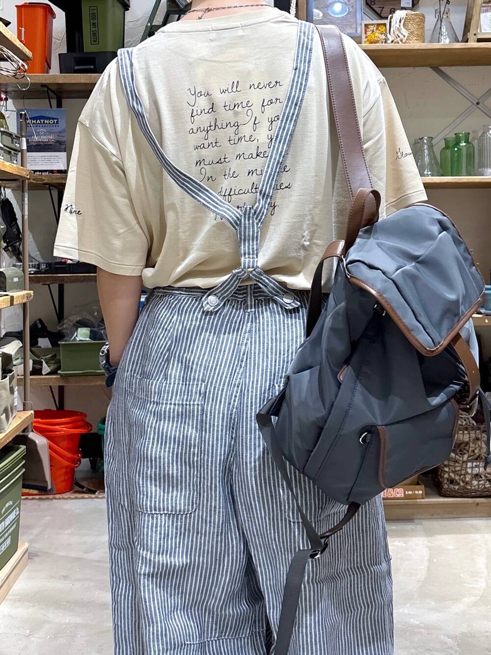 「高身長、ゆったり、ママコーデ、niko and ...、大人カジュアル、カジュアル、ナチュラル、Tシャツ、リネン・透けアイテム、サロペット、スニーカー、キャップ、メガネ、黒縁メガネ、ピアス」|「niko and...のSilver925 角リング(リング、グレー系)」を使った、yaritaさん(レディース・166cm)の春コーディネートの7枚目の写真
