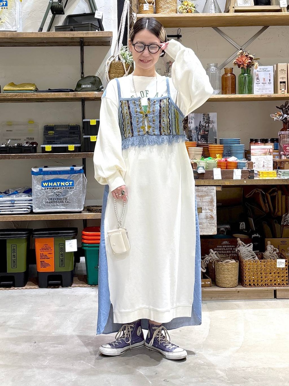 ホワイト系のワンピース、ブルー系のその他トップス、グレー系のリングを着用したレディースの冬コーディネートの4枚目の写真