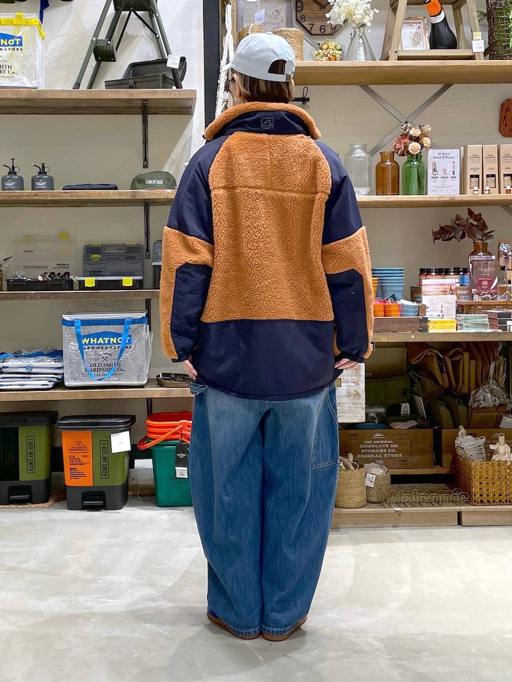 「高身長、ゆったり、ママコーデ、niko and ...、大人カジュアル、メンズライク、ジャケット、冬アウター、サロペット、NKJコーデ_niko and ...、ロンT、キャップ、サングラス、スニーカー、春コーデ」|「niko and...のSilver925 ラインリング(リング、グレー系)」を使った、yaritaさん(レディース・166cm)の冬コーディネートの7枚目の写真
