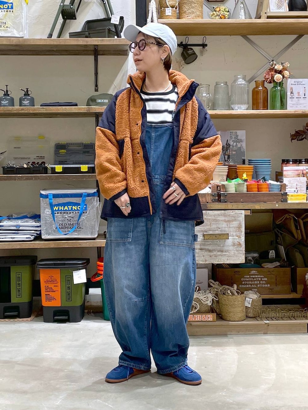 「高身長、ゆったり、ママコーデ、niko and ...、大人カジュアル、メンズライク、ジャケット、冬アウター、サロペット、NKJコーデ_niko and ...、ロンT、キャップ、サングラス、スニーカー、春コーデ」|「niko and...のSilver925 ラインリング(リング、グレー系)」を使った、yaritaさん(レディース・166cm)の冬コーディネートの2枚目の写真